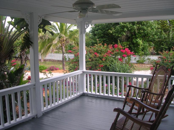 How Investing In A Front Porch Affects Your Home’s Curb Appeal_600x450