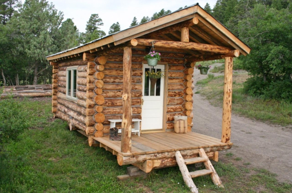 tiny-log-cabin-ski-hut-1_600x398