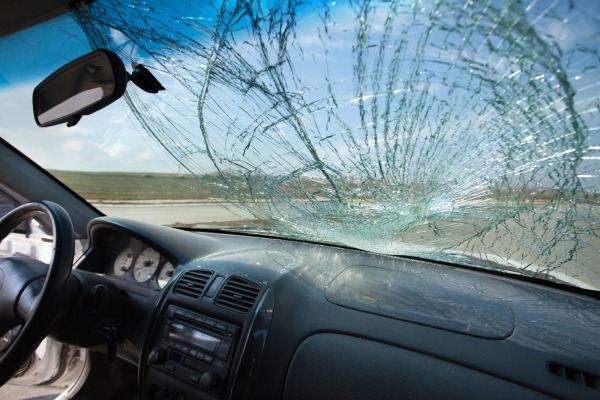 Why You Shouldn't Drive With a Cracked Auto Glass Windshield