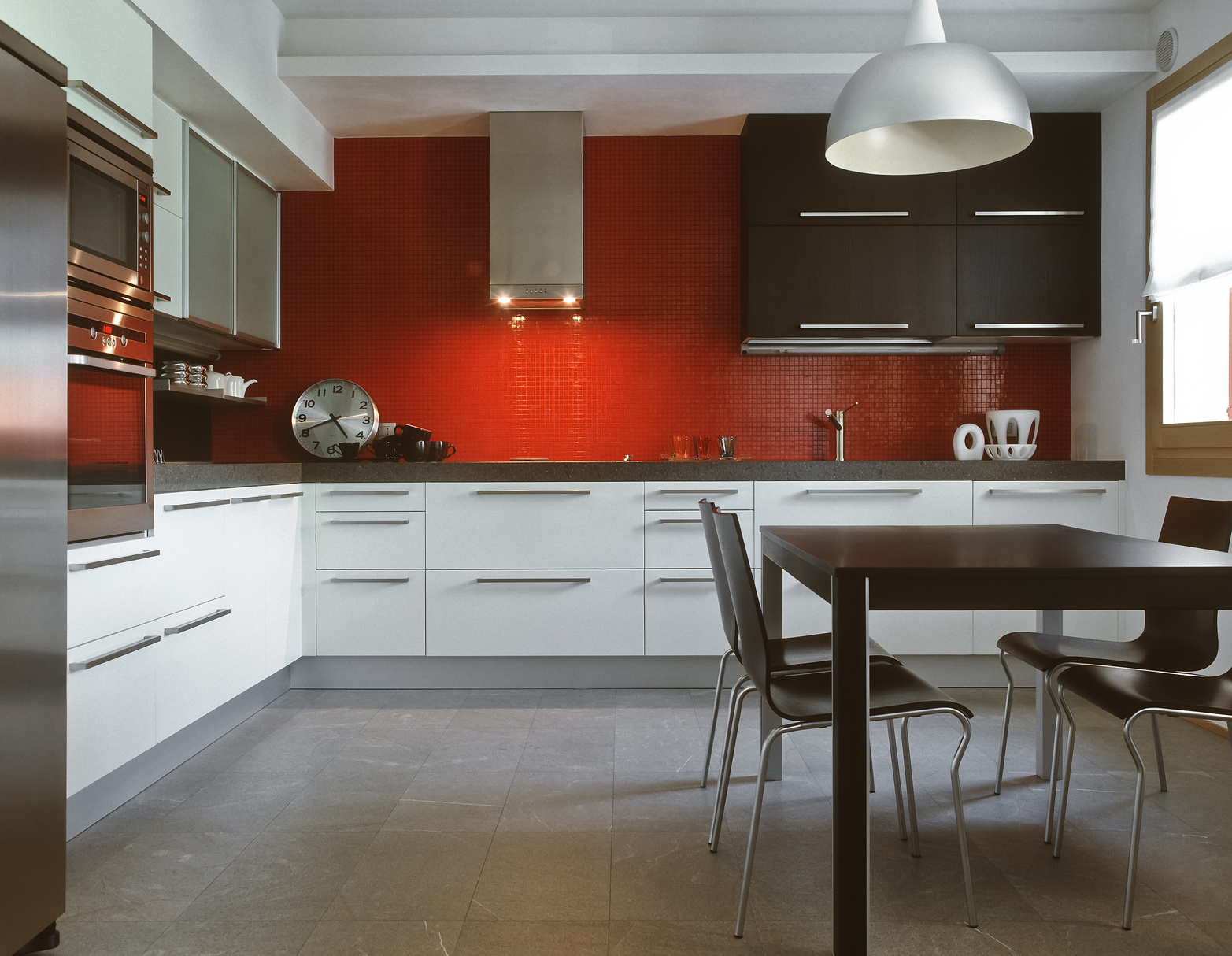 cucina moderna con alzata di piastrelle rosse