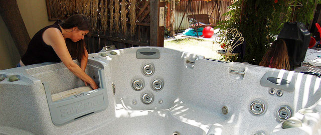 cleaning-hot-tub