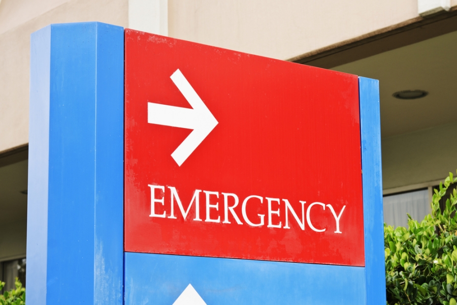 Sign,At,The,Hospital,Points,Towards,The,Emergency,Room,Entrance.