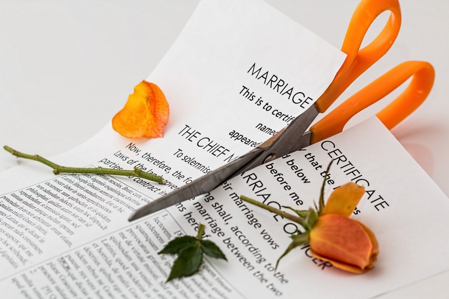 How Can A Divorce Lawyer Help You Get Through Divorce?