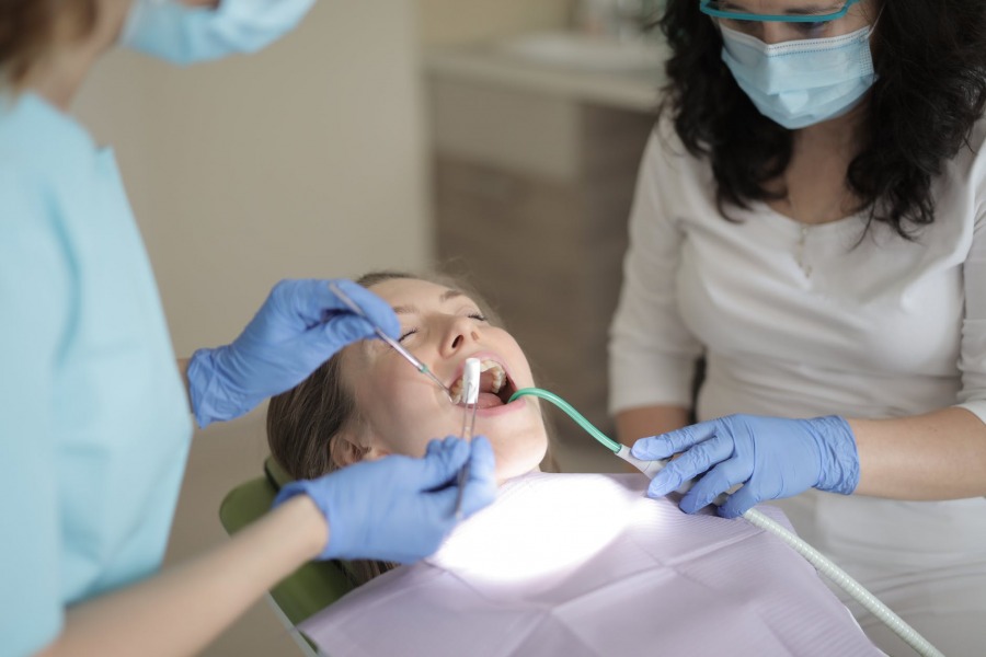 Why Families Benefit From A Family Dentist When Dealing With Oral Health Issues