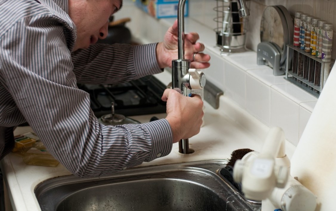 Pros and Cons of Working With Local Plumbers Instead of Chain Companies